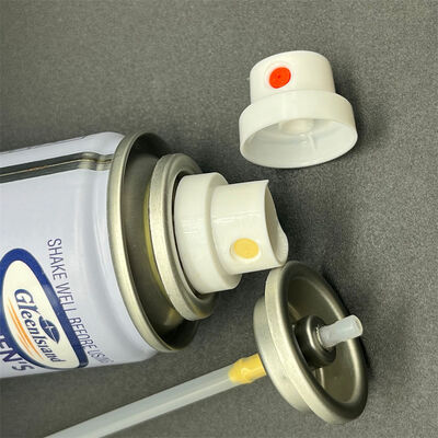 Zawór do suchego szamponu w sprayu z konstrukcją zapobiegającą zatykaniu dla formuł na bazie talku